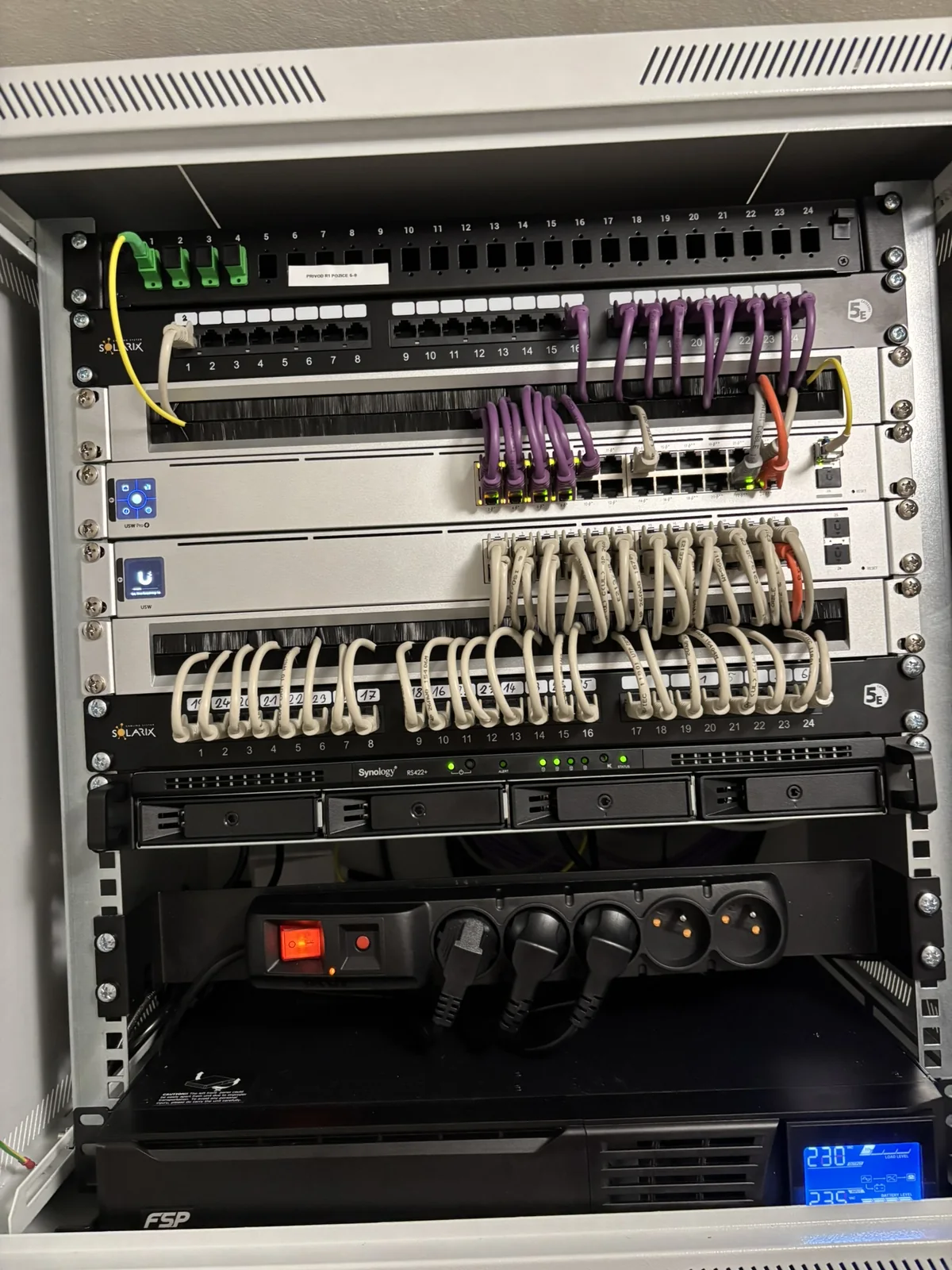 Kompletně nově zapojený datový rozvaděč s optikou, patch panely, switchi, NAS a UPS