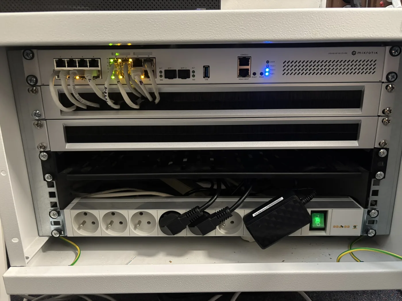 Serverový rozvaděč po uspořádání a zapojení síťových prvků