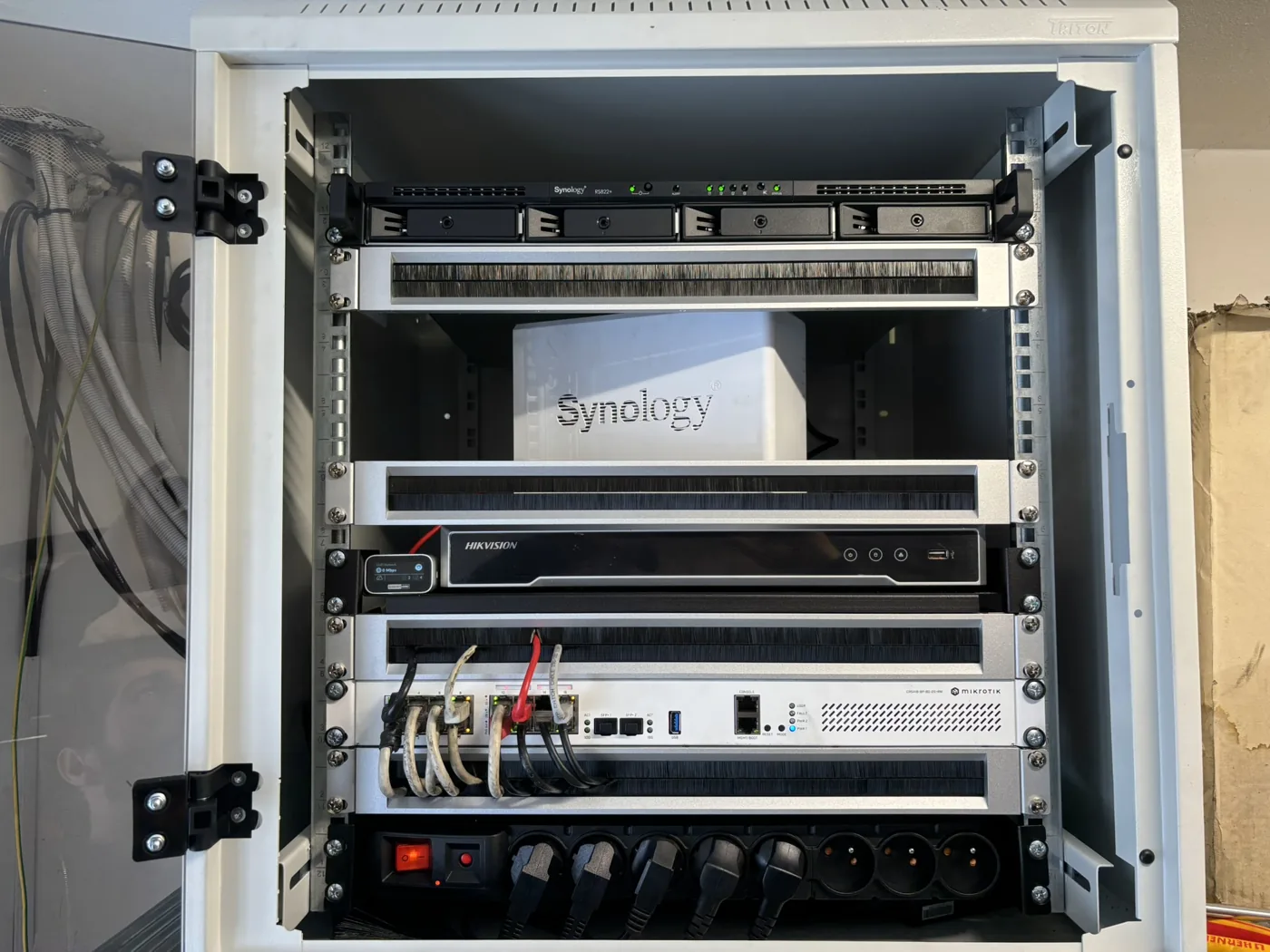 IT technika po přesunu do racku se síťovými prvky
